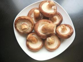 新鲜香菇洗净。