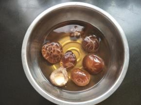 干香菇提前四小时泡发。