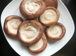 新鲜香菇去根部。