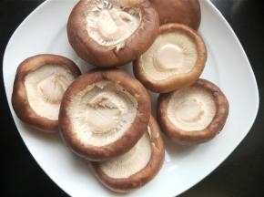 新鲜香菇去根部。
