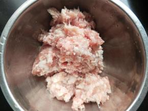 准备肉馅。