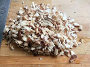 干香菇洗净（泡香菇的水不要倒掉等下要用），切碎，新鲜香菇的根部也一起切碎。