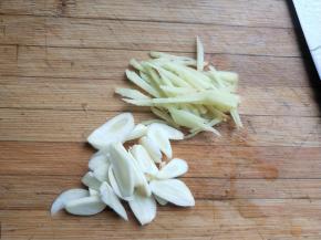 生姜，大蒜切碎。