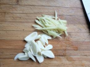 生姜，大蒜切碎。
