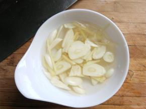 生姜，大蒜泡水。