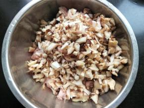 香菇碎放入肉馅中，加刚才泡大蒜生姜水，沿一个方向搅拌起劲（生姜，大蒜留下来等会要用）。
