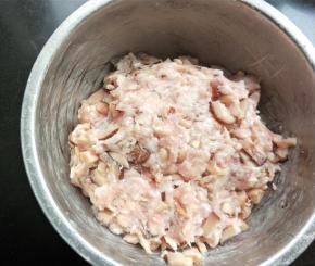 肉馅拌好后，加盐，再拌均匀。