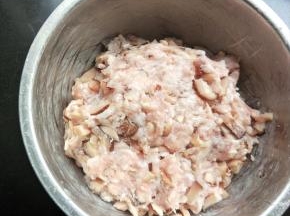 肉馅拌好后，加盐，再拌均匀。