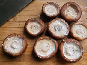 每一个香菇放一点淀粉，再用清水抹一下。