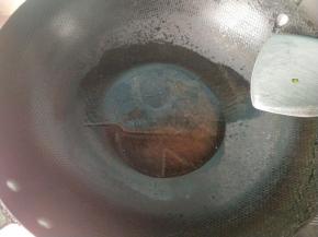 锅内放油，烧热。