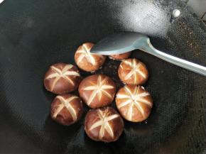 将香菇有肉的一面放入锅内，大火煎（给肉馅定型）。