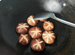 将香菇有肉的一面放入锅内，大火煎（给肉馅定型）。