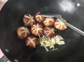 肉馅固定了，放生姜，大蒜爆香，再放料酒，蚝油，酱油。