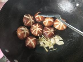 肉馅固定了，放生姜，大蒜爆香，再放料酒，蚝油，酱油。