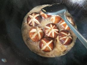 倒入刚才泡香菇的水，放适量的盐，大火烧开。