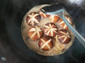 倒入刚才泡香菇的水，放适量的盐，大火烧开。