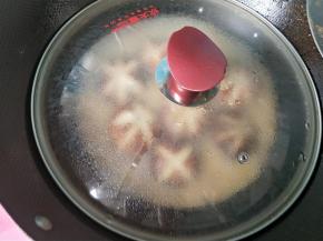 转中火，盖上锅盖焖三分钟。