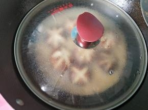 转中火，盖上锅盖焖三分钟。