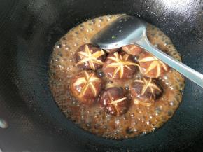 汤汁边浓，倒入事先准备好的淀粉水，收汁。