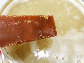 按照个人口味加入黄片糖