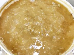 糖融化后即可
等完全凉透后装保鲜盒放入冰箱冷藏
