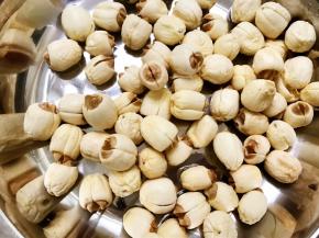 莲子淘洗干净，不用泡哦不然煮不烂