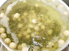 滚开后转小火慢慢熬煮40分钟