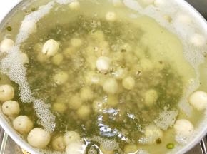 滚开后转小火慢慢熬煮40分钟