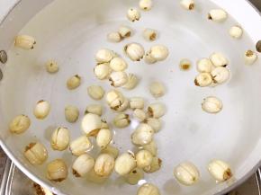 炖锅里一次性加入足量的水，加入莲子