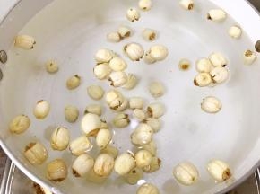 炖锅里一次性加入足量的水，加入莲子