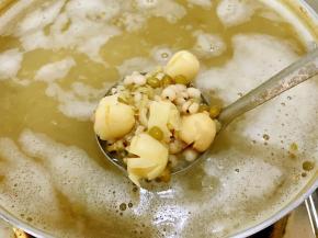 熬煮到莲子软糯绿豆起沙
