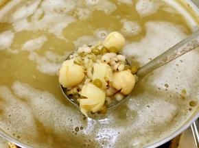 熬煮到莲子软糯绿豆起沙