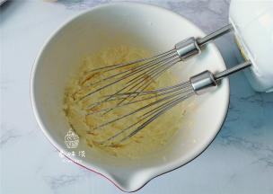 再把细砂糖分3次加入黄油中，打发黄油变浅变白