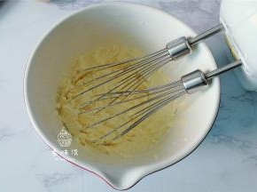 再把细砂糖分3次加入黄油中，打发黄油变浅变白
