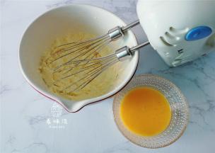 接着打散鸡蛋液，也分3次倒入黄油糊中，每次都要打至吸收后再倒入（避免油水分离）