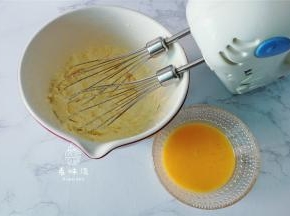接着打散鸡蛋液，也分3次倒入黄油糊中，每次都要打至吸收后再倒入（避免油水分离）