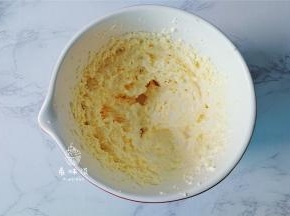 混合好再倒入牛奶继续打下片刻