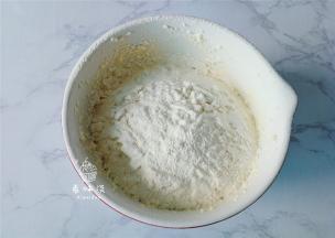 把低筋面粉和细盐混合均匀，再筛入黄油糊中