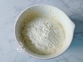 把低筋面粉和细盐混合均匀，再筛入黄油糊中