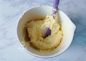 用翻拌的手法搅拌均匀，无干粉即可，再装入裱花带中