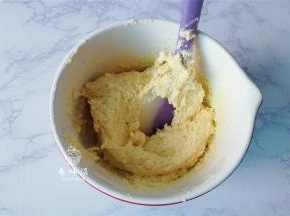 用翻拌的手法搅拌均匀，无干粉即可，再装入裱花带中