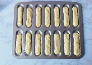 把面糊挤入烤盘中，每条差不多的长度就行，整形好看点