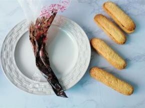 取适量的巧克力装入裱花带里融化，再挤入晾晾会的饼干上，两片合起来