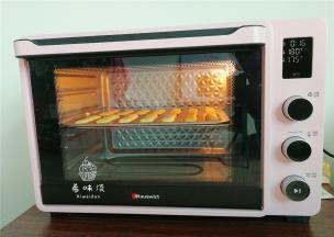 烤箱预热180度，把烤盘放至中层，上管180度，下管1750度烤制12-15分钟即可