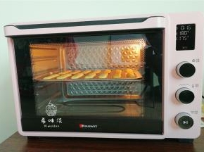 烤箱预热180度，把烤盘放至中层，上管180度，下管1750度烤制12-15分钟即可