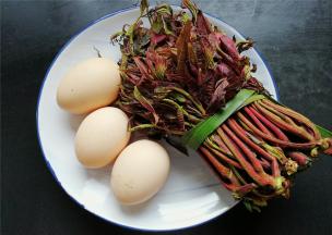 准备好材料，香椿和鸡蛋