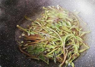 香椿去掉老梗洗净，沸水汆烫至变绿捞起