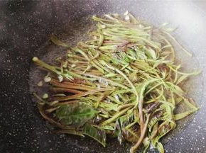 香椿去掉老梗洗净，沸水汆烫至变绿捞起