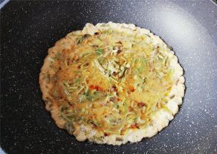 备一个不粘锅。热锅热油倒入鸡蛋液，煎制金黄