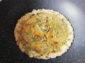 备一个不粘锅。热锅热油倒入鸡蛋液，煎制金黄